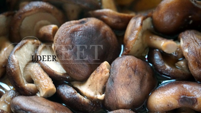 米酒 醉香菇,上锅蒸40—50分钟,蒸好的香菇有鲜美汤汁出现,留着备用。