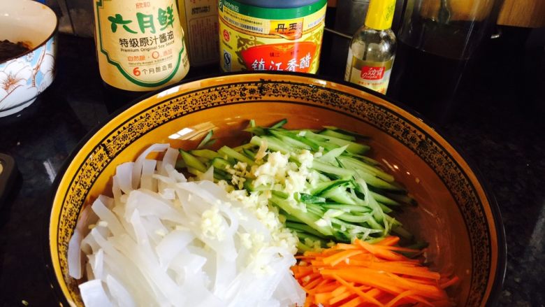 解暑开胃菜——青瓜拌绿豆粉皮,要用陈醋会更香，最小的瓶子是<a style='color:red;display:inline-block;' href='/shicai/ 772'>芥末油</a>，这点很重要，芥末有提味的作用