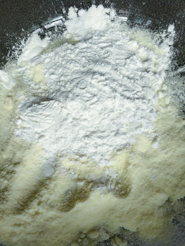 入口即化的酸奶溶豆,提前说下,所有容器都要无油无水,鸡蛋最好是新鲜的从冷藏室里拿出来的,分离蛋黄蛋清时,蛋黄不要混到蛋清里。
碗里放入<a style='color:red;display:inline-block;' href='/shicai/ 512'>玉米淀粉</a>,奶粉
