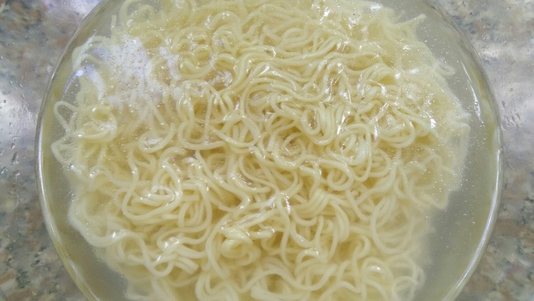 紫苏葱油拌面,煮面,煮好后过冷河