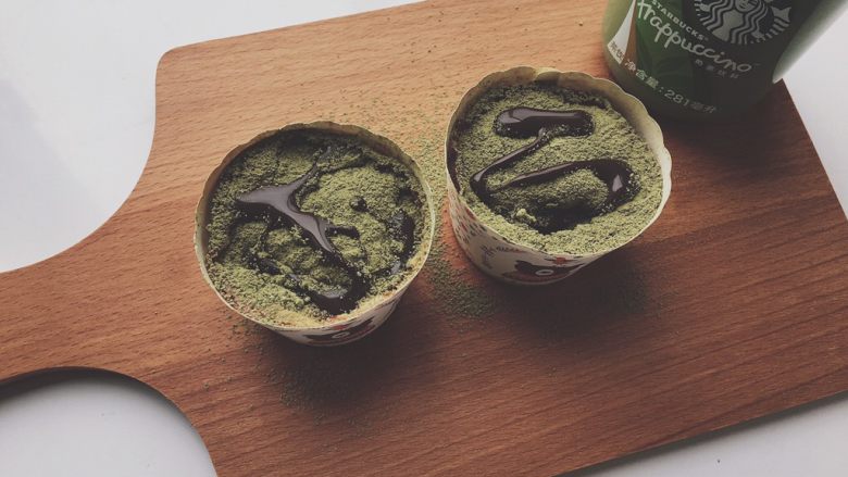 抹茶杯子蛋糕,随后拍照