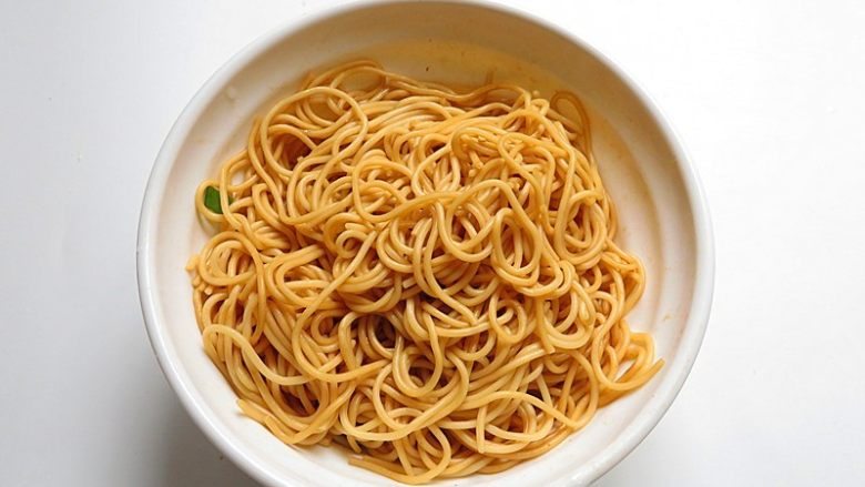 面条花式煎饼,面条想好吃的话可以加点生抽调拌，更入鲜味，不喜欢酱油味的可以不加