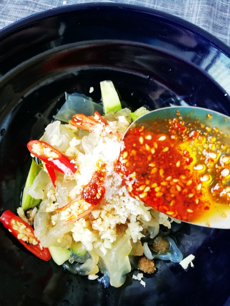 老醋海蛰头,最后倒入<a style='color:red;display:inline-block;' href='/shicai/ 852'>辣椒油</a>,喜辣可多放.