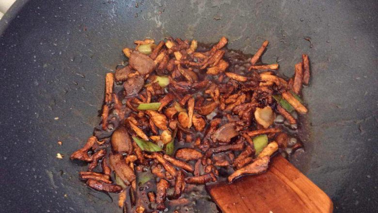 卤面条,把瘦肉放进去翻炒一会,在放点葱花、姜、十三香、料酒、老抽炒出香味