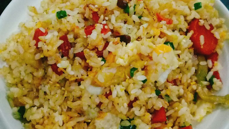 火腿蛋炒饭,饭炒散后放入盐味精，<a style='color:red;display:inline-block;' href='/shicai/ 666'>芝麻</a>，<a style='color:red;display:inline-block;' href='/shicai/ 705'>豆瓣酱</a>，最后出锅前放<a style='color:red;display:inline-block;' href='/shicai/ 3250'>葱</a>花