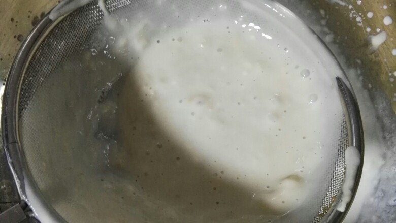 榴莲芝士慕斯蛋糕,在加入榴莲泥混合均匀,最好过筛,口感更细腻。