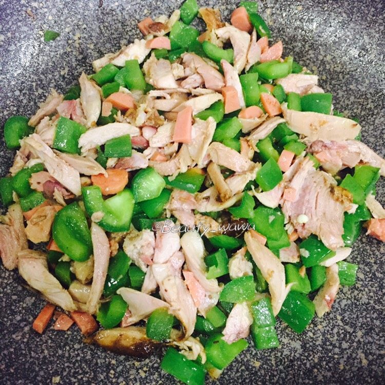 创新蛋炒饭
营养早餐好搭档,炒至青椒变软,关火盛出备用