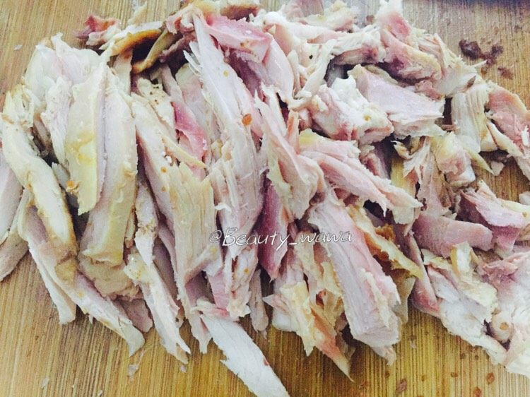 创新蛋炒饭
营养早餐好搭档,熟鸡肉撕成小块(我用的前一晚剩下的照烧鸡腿)