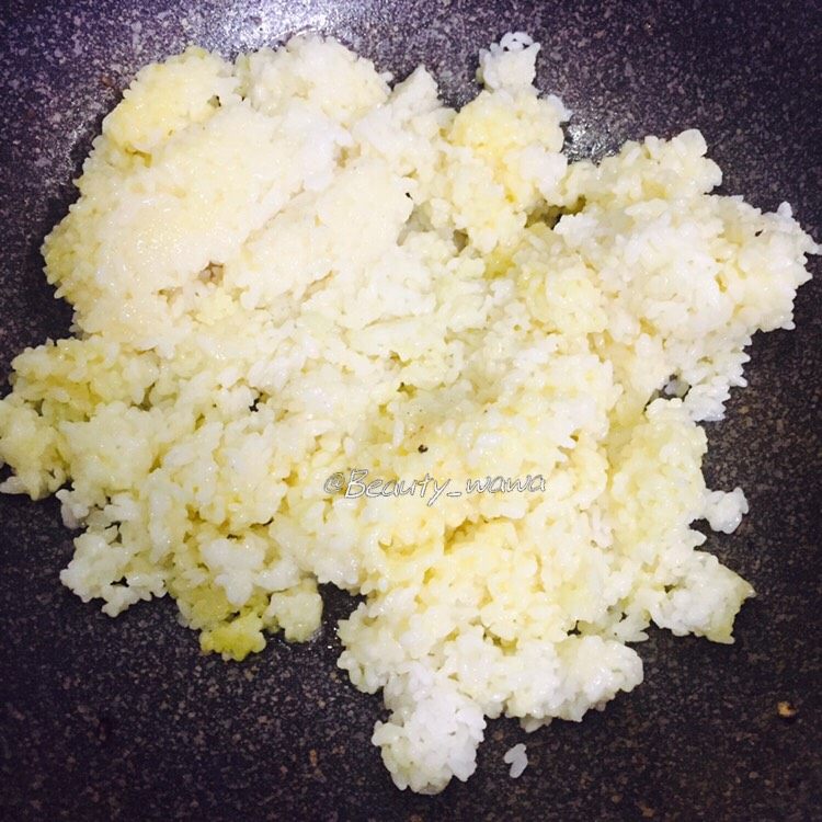 创新蛋炒饭
营养早餐好搭档,锅内再倒入适量植物油,油热后倒入米饭