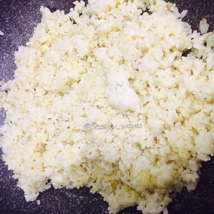 创新蛋炒饭
营养早餐好搭档,翻炒均匀,可以隐约看见细小的成熟蛋粒