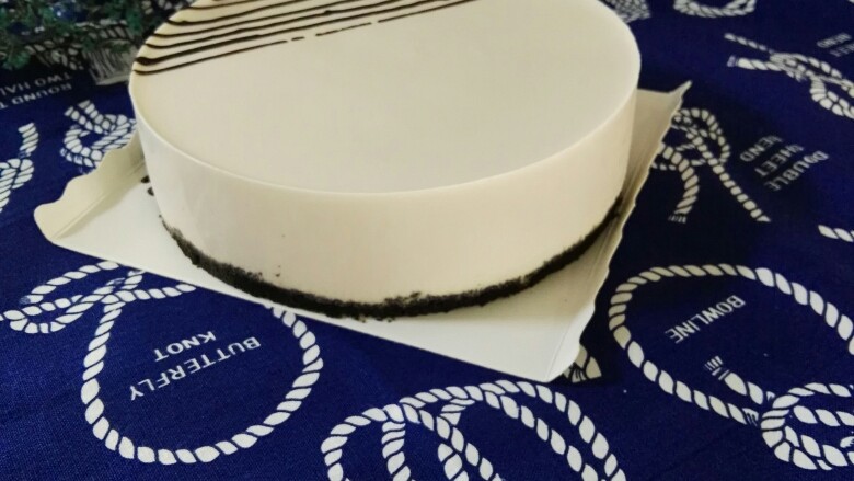 榴莲芝士慕斯蛋糕,冷藏4小时以后取出,电吹风吹一下,或用热毛巾抚一下,脱模,上面的装饰按自己喜欢装饰。