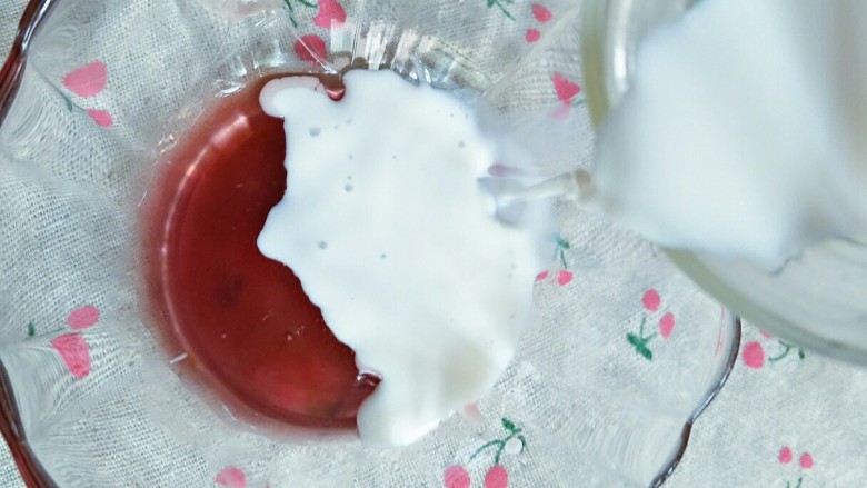 让你爱的不要不要的高颜值彩虹果冻(QQ糖版),倒入30-40ml的<a style='color:red;display:inline-block;' href='/shicai/ 219'>牛奶</a>,不要太多会影响凝固的
