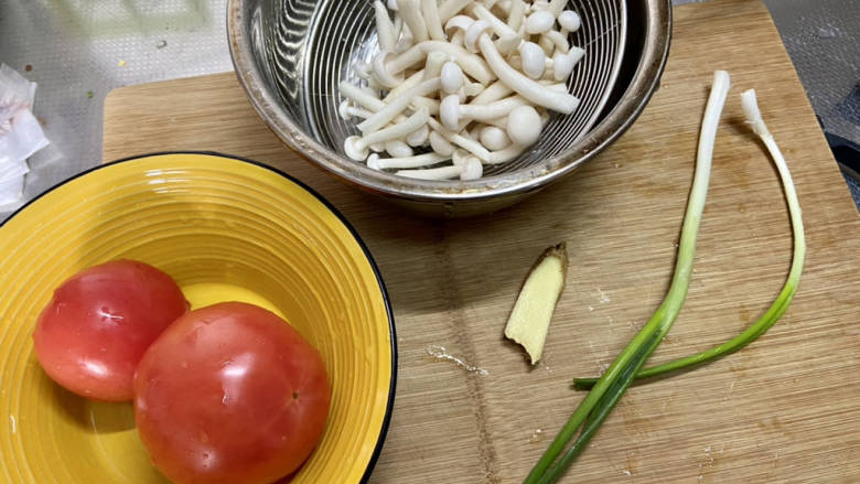虾滑汤➕番茄白玉菇虾滑汤,白玉菇去根清洗,番茄洗净,姜搓洗干净,小葱择好洗净