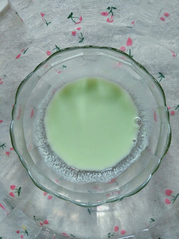 让你爱的不要不要的高颜值彩虹果冻(QQ糖版),还有绿色的,需要注意的是,每每加入下一层的时候,搅拌的液体都要放冷水里降温,以免下一层受热融化
