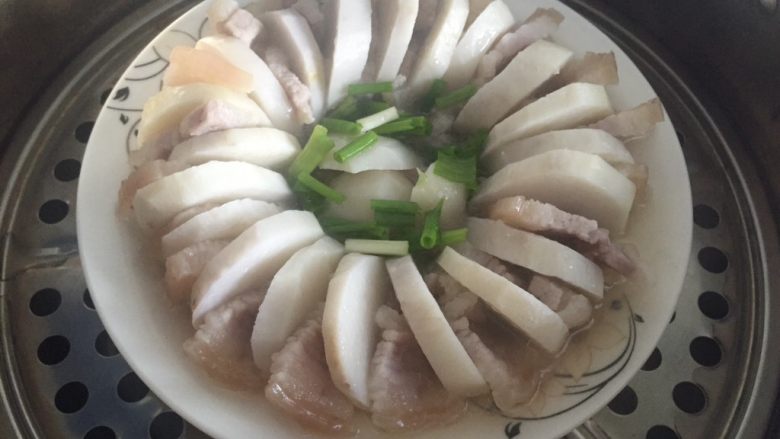 咸肉蒸芋艿,出锅前1分钟放入葱段,放在中心哦!然后继续蒸一分钟出锅。