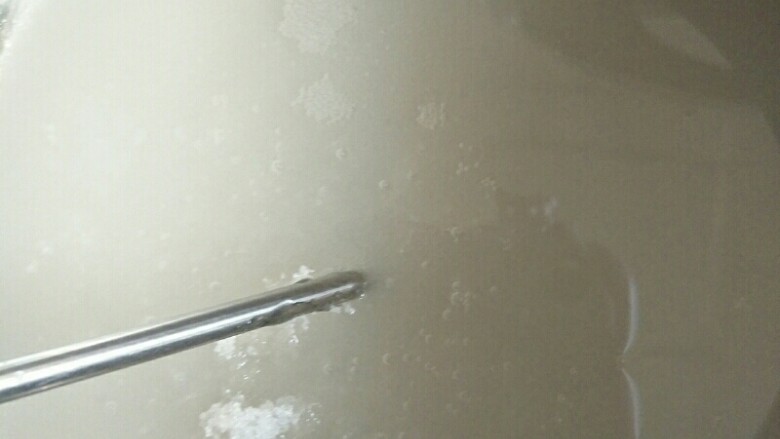 这么漂亮的蛋白糖你见过没,开始熬糖,如果你忙的过来可以一边打发一边熬,我是后来熬的其实一小会就可以。
测温计放好不要贴着锅边