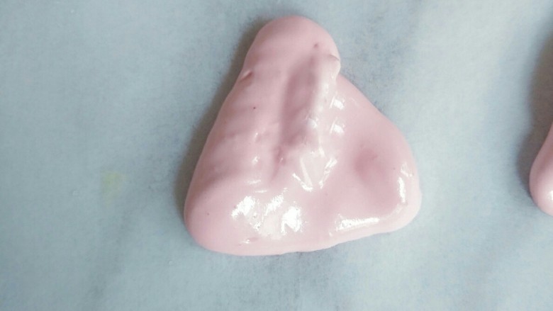 这么漂亮的蛋白糖你见过没,开始做西瓜
粉色裱花袋剪小口,挤出粉色三角形,就是画一个三角形再填满里面,可以用牙签辅助在空白处填匀。