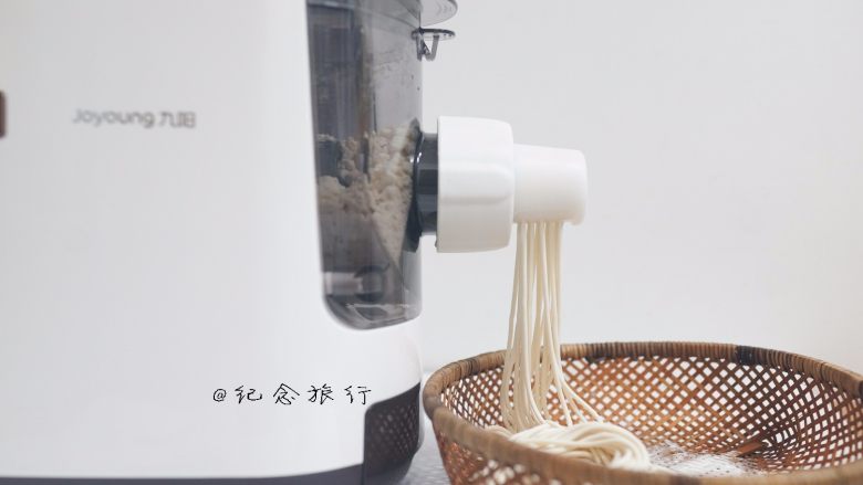 夏天大爱的葱油拌面,5、 九阳面条机三分钟就出面又快又省心,面条根根分明,撒一点点粉 其实水分合适不撒也没什么关系,面条机是下出面不容易黏连