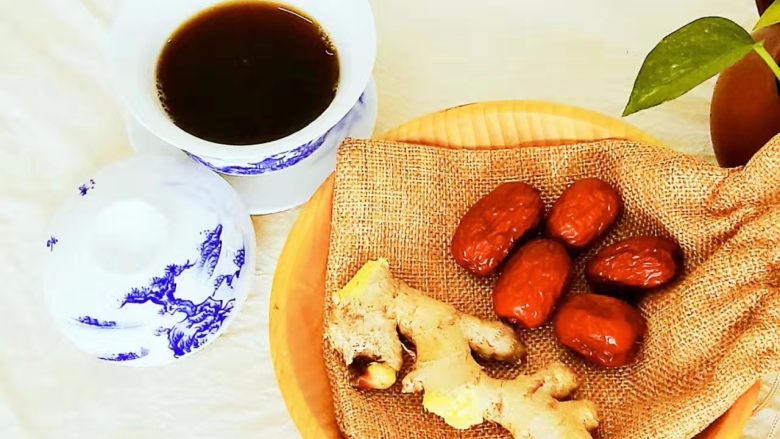 塑身美颜夏季酸梅汤&姜汁撞奶,夏季养生重在去湿寒,体内必有湿寒,容易精神困顿,体质寒湿的人,早上来一杯姜枣红糖水,去了湿寒,精神振奋。
