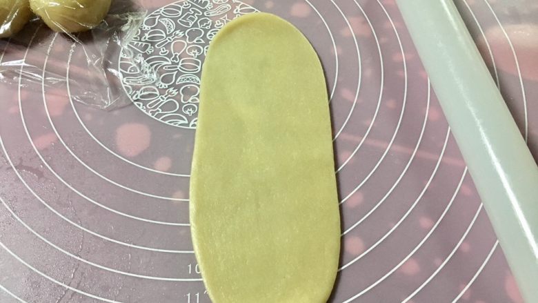 馅中馅蛋黄酥(肉松麻薯豆沙蛋黄),拿一个包好的擀长。