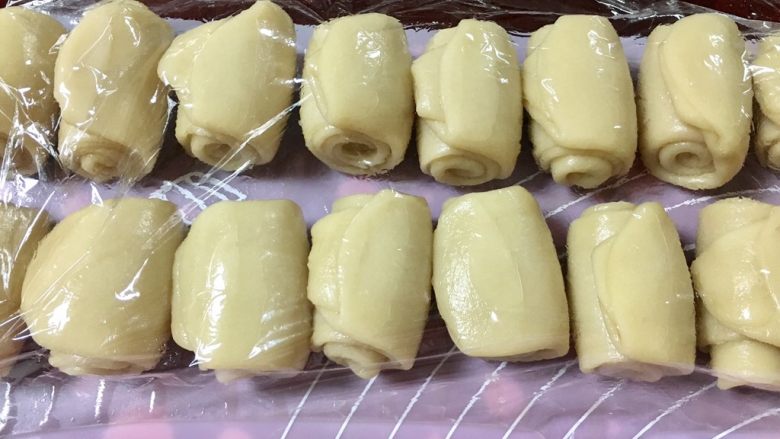 馅中馅蛋黄酥(肉松麻薯豆沙蛋黄),从一头卷起,保鲜膜盖好,醒十五分钟。