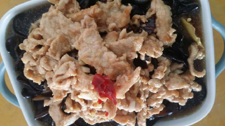 水煮肉片,肉片煮好后同汤一起倒入大碗。拍些蒜蓉，烧热油倒在蒜蓉上。