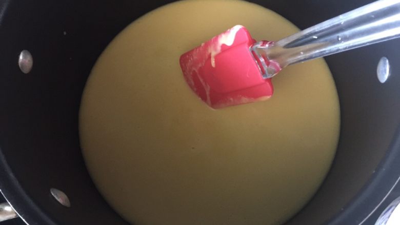 奶黄千层果味奶油蛋糕,然后放入锅中煮开即可,边煮边搅拌