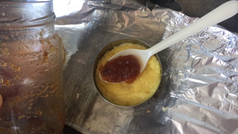 奶黄千层果味奶油蛋糕,勺入奶黄,再勺入自制的山楂果酱
