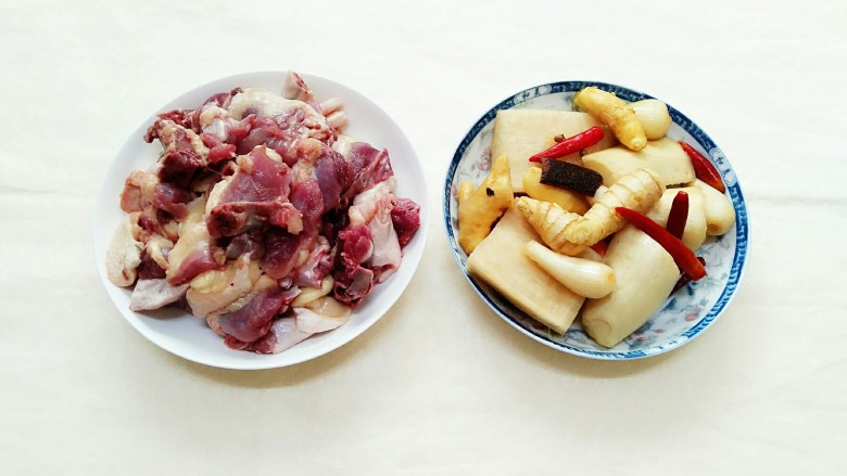 秘制酸萝卜老鸭汤,将买回来的老鸭洗净,酸萝卜,泡姜,泡指天椒夹出来备用!如果你们想吃这道菜,又没有自己泡的有泡菜的朋友,可以去超市或市场购买也行,但肯定没我这自己泡的味道好,想学泡泡菜的朋友可以关注我,等有时间我会写做泡菜的制作过程!
