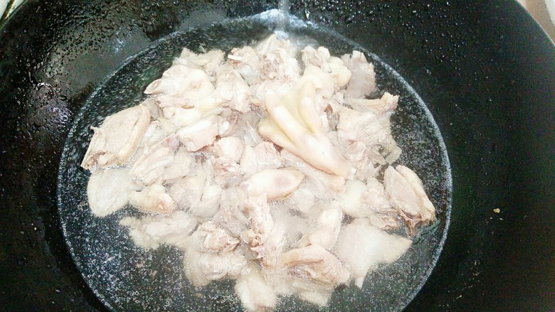 秘制酸萝卜老鸭汤,水开后马上放到水龙头那里开冷水冲冷,把泡沫和小渣渣冲洗干净!