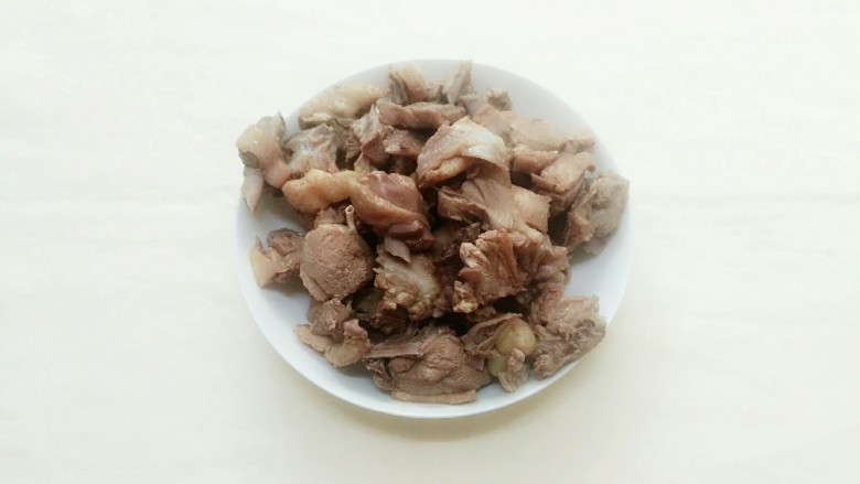 秘制酸萝卜老鸭汤,沥干水份准备入锅炒制!