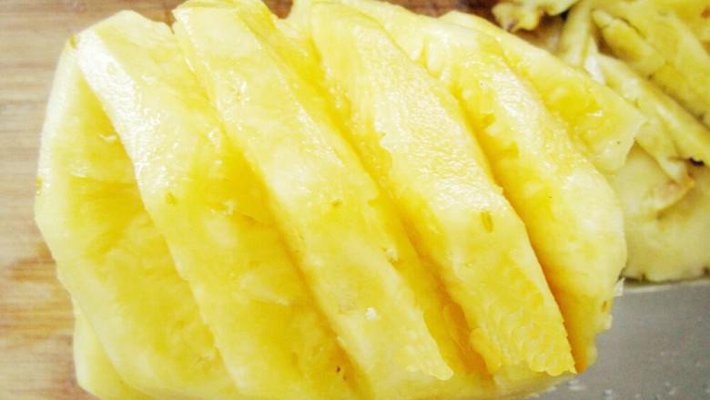 菠萝酸奶,<a style='color:red;display:inline-block;' href='/shicai/ 597'>菠萝</a>去皮、切小块入盐浸泡15分钟。