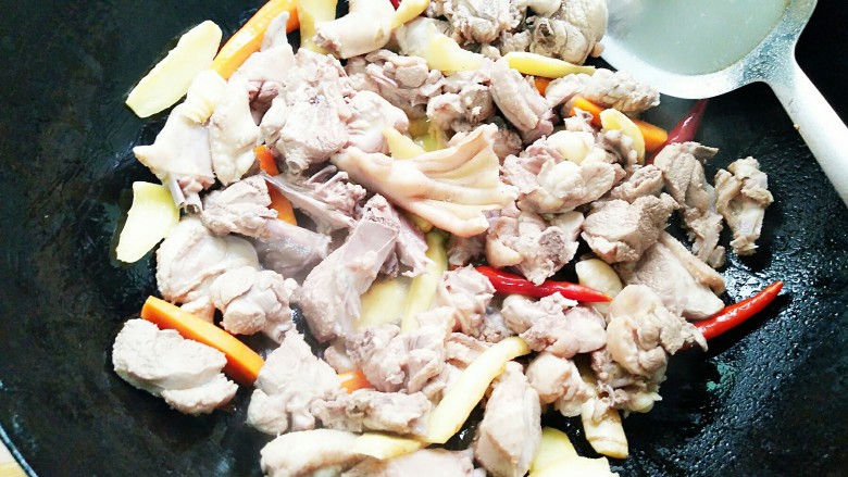 秘制酸萝卜老鸭汤,加入焯好水的鸭子,不断的翻炒!