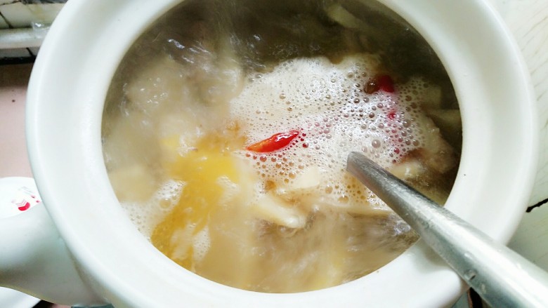 秘制酸萝卜老鸭汤,烧开后捞去表面上的浮沫!