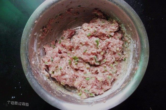 肉丸冬瓜汤—夏日清爽靓汤,加盐,一点点水向一个方向搅打上劲,这样的肉丸比较弹,使劲摔打!增加弹性!