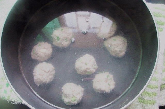 肉丸冬瓜汤—夏日清爽靓汤,这时可以煮丸子了,拌好的肉馅捏成肉丸子,逐个下锅。如果手法不熟练,可以先转最小火,这样防止前面下锅的丸子煮透了,后面的丸子还没下锅。