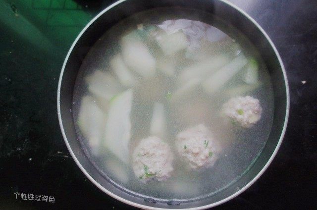 肉丸冬瓜汤—夏日清爽靓汤,加入肉丸,继续煮,丸子浮起来后可以加点香菜,不吃的可以不加。