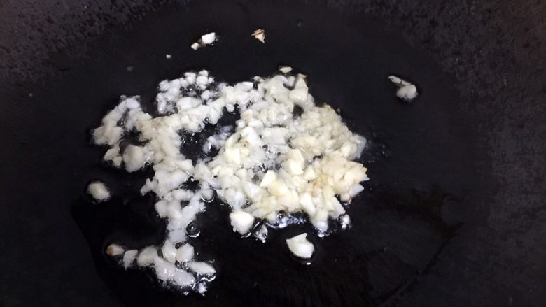 蚝油香菇菜心,热锅,倒入油加热,放入蒜末爆香。