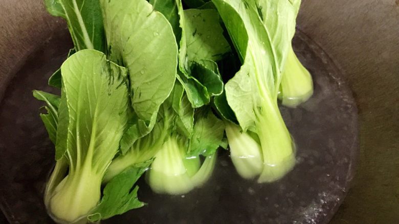 蚝油香菇菜心,水烧开后吧青菜竖着放入锅里,先把青菜根部烫40秒。