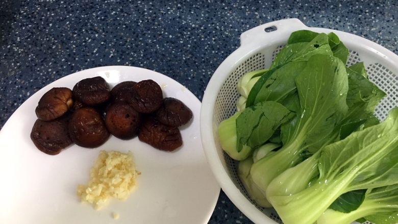 蚝油香菇菜心,食材处理:
1)上海切洗干净,对半切开,在清洗一次,放水里浸泡半小时。
2)香菇洗干净,放碗里倒入清水浸泡半小时。
3)蒜头剥皮洗干净后切碎。