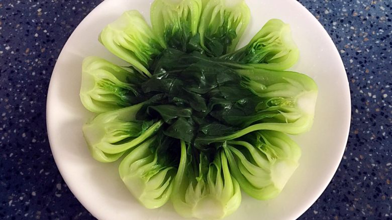 蚝油香菇菜心,把青菜摆放在盘中备用。