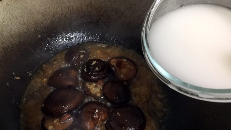 蚝油香菇菜心,勾芡,同时用锅铲搅拌避免烧焦。