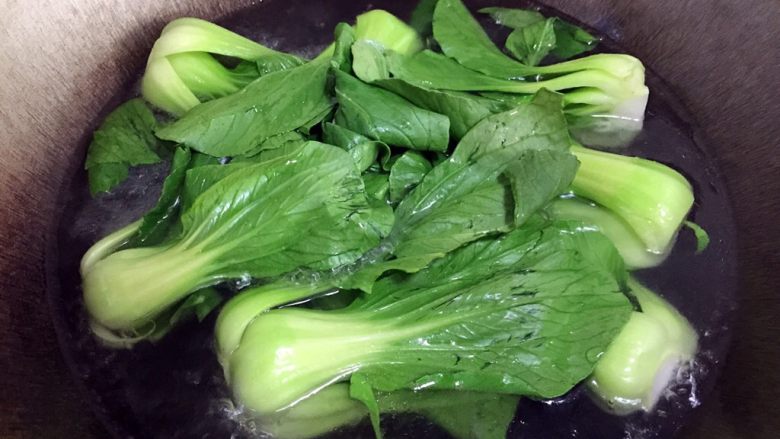 蚝油香菇菜心,40秒之后把青菜放倒在锅里,用筷子搅拌,大概烫1分钟左右?