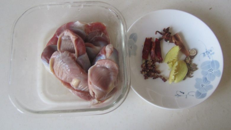 盐水拌鸭胗,准备好原材料;