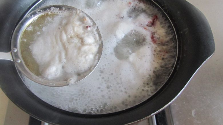 盐水拌鸭胗,大火煮开后撇去浮沫;