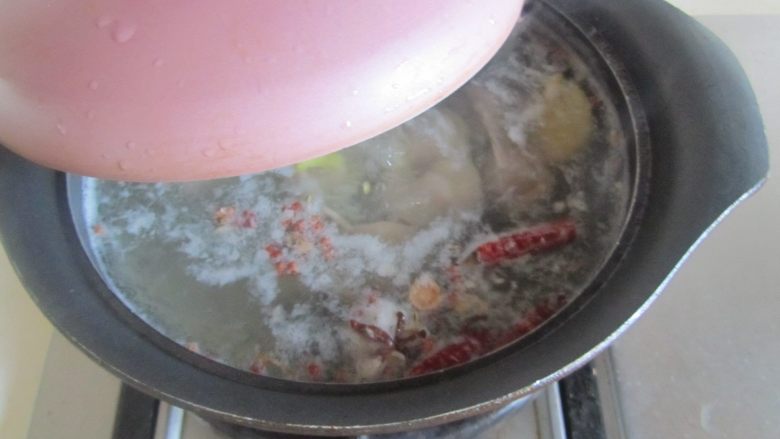 盐水拌鸭胗,加盖, 转为小火炖煮十分钟;