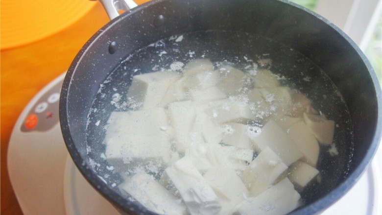 浓汤豆腐羹,水中加盐小火焯烫豆腐三分钟。