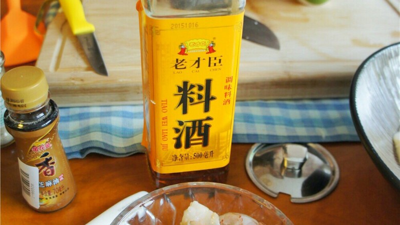 浓汤豆腐羹,虾切好后用少许<a style='color:red;display:inline-block;' href='/shicai/ 718'>料酒</a>和<a style='color:red;display:inline-block;' href='/shicai/ 134292'>白胡椒</a>腌一会儿，去腥。