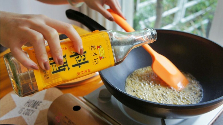 浓汤豆腐羹,倒入少许料酒