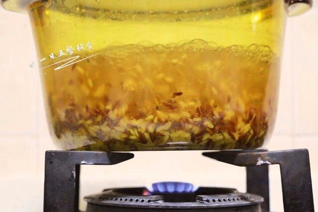 鹰嘴豆杂粮米糊,水烧开后,放入大米和红米一起小火熬煮。